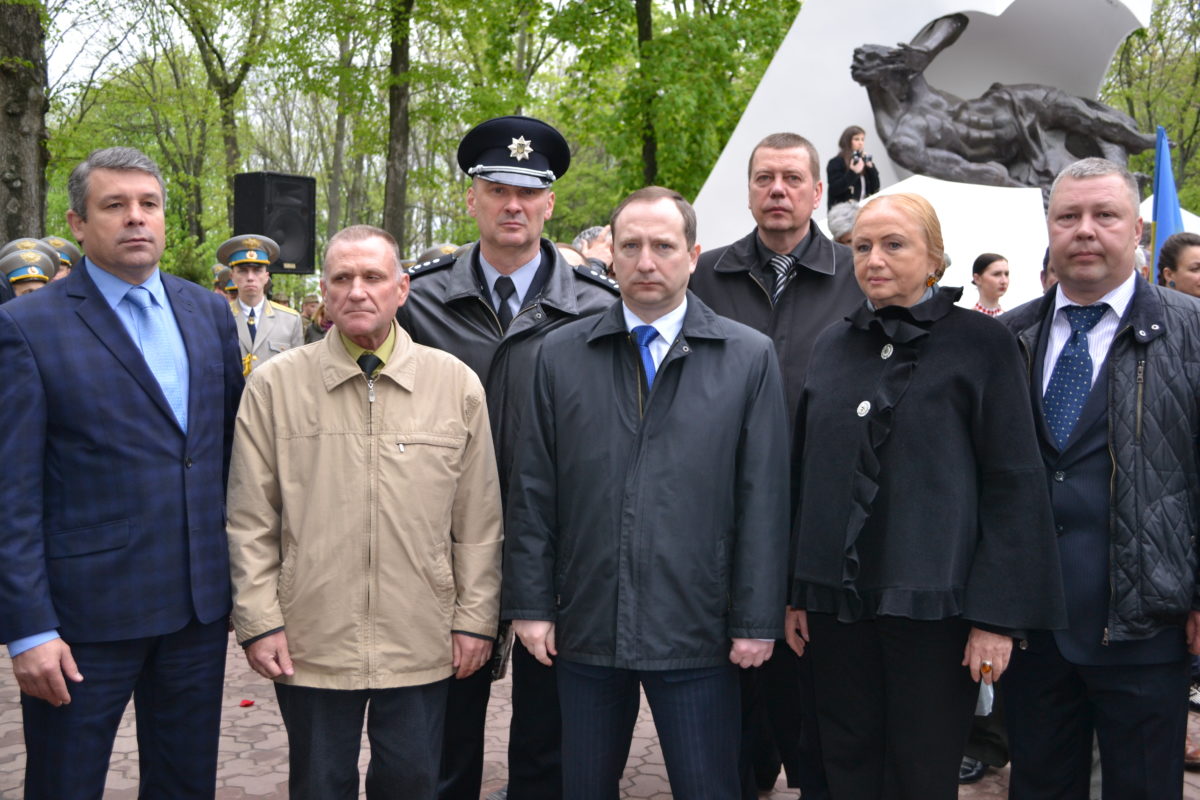 Возложение цветов у мемориала чернобыльцам в парке Молодежный. Сокуренко В.В., Райнин И.Л., Горбунова-Рубан С.А., Косолап, председатель общественной организации "Ассоциация ветеранов МВД Чернобыль" Фефелов М.А.