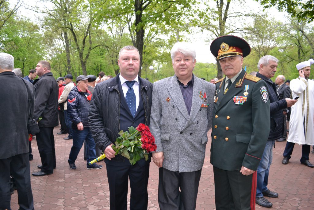 Возложение цветов у мемориала чернобыльцам в парке Молодежный. Председатель общественной организации "Ассоциация ветеранов МВД Чернобыль" Фефелов М.А., первый заместитель председателя общественной организации "Ассоциация ветеранов МВД Чернобыль" Босенко В.М., Винник А.И.