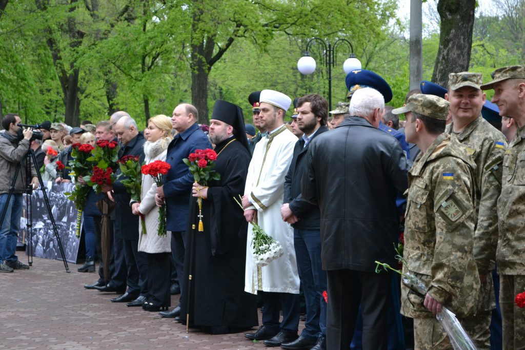 Возложение цветов у мемориала чернобыльцам в парке Молодежный