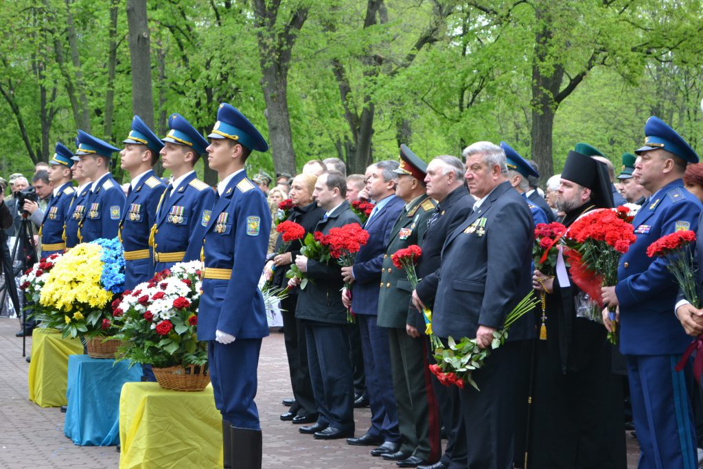 Возложение цветов у мемориала чернобыльцам в парке Молодежный