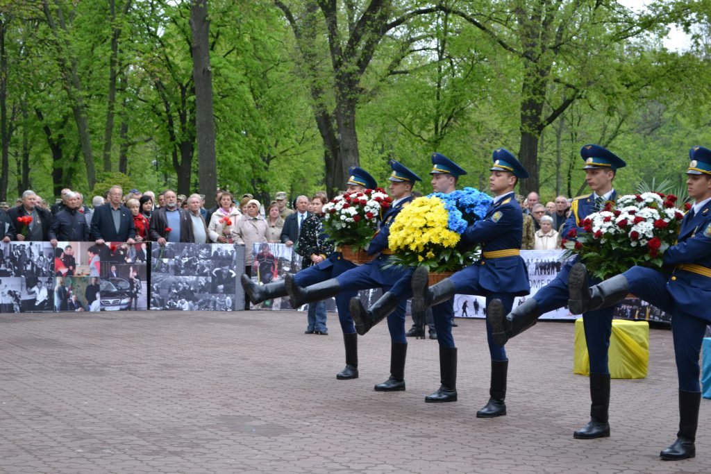 Возложение цветов у мемориала чернобыльцам в парке Молодежный