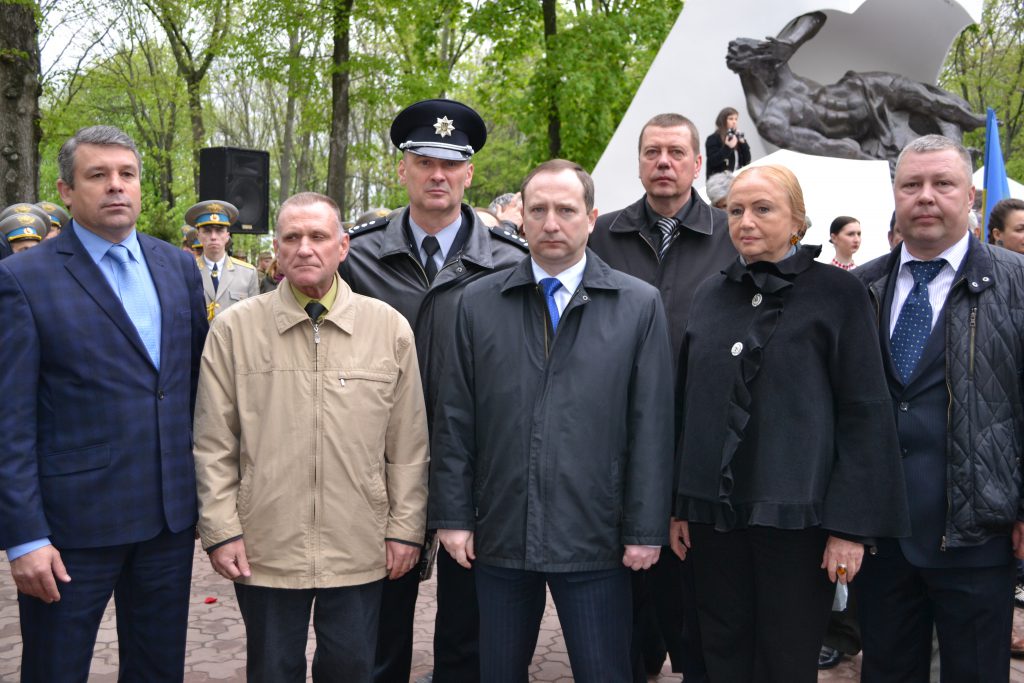 Возложение цветов у мемориала чернобыльцам в парке Молодежный. Сокуренко В.В., Райнин И.Л., Горбунова-Рубан С.А., Косолап, председатель общественной организации "Ассоциация ветеранов МВД Чернобыль" Фефелов М.А.