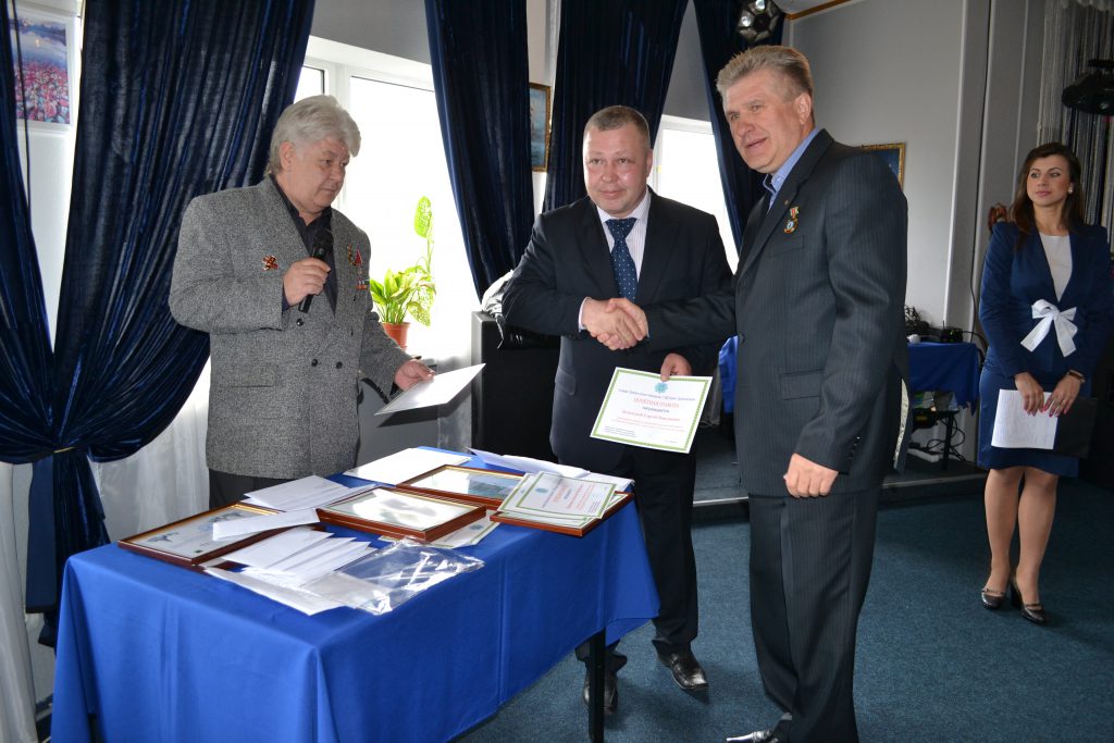 Вручение председателем общественной организации "Ассоциация ветеранов МВД Чернобыль" Фефеловым М.А. грамот чернобыльцам