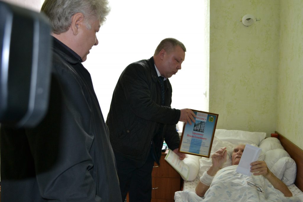 Вручение грамоты и продовольственного пайка чернобыльцу Гаркавенко председателем общественной организации "Ассоциация ветеранов МВД Чернобыль" Фефеловым М.А.